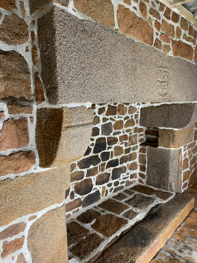 Lintel with 1670 coat of arms close-up