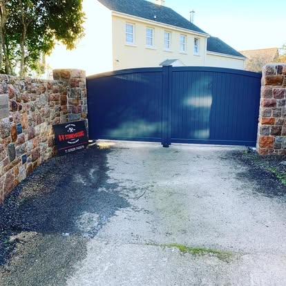 Driveway Pillars & Gate